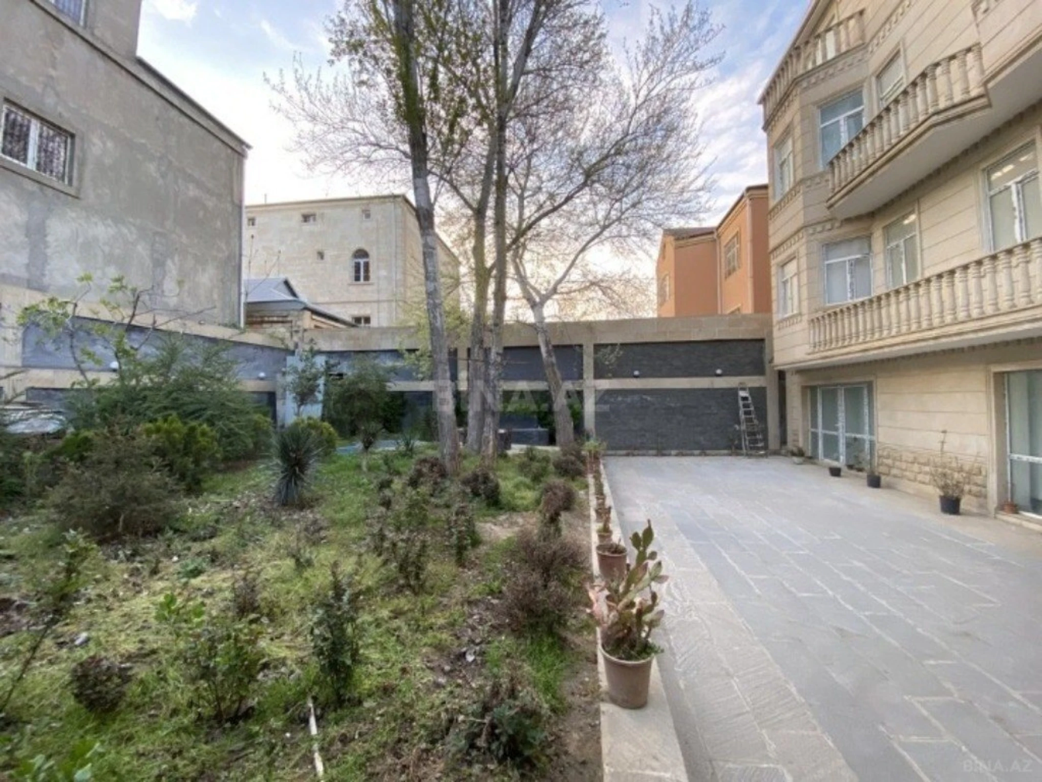 Satılır 20 otaqlı həyət evi 800 m²