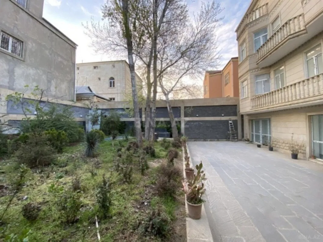 Satılır 20 otaqlı həyət evi 800 m²