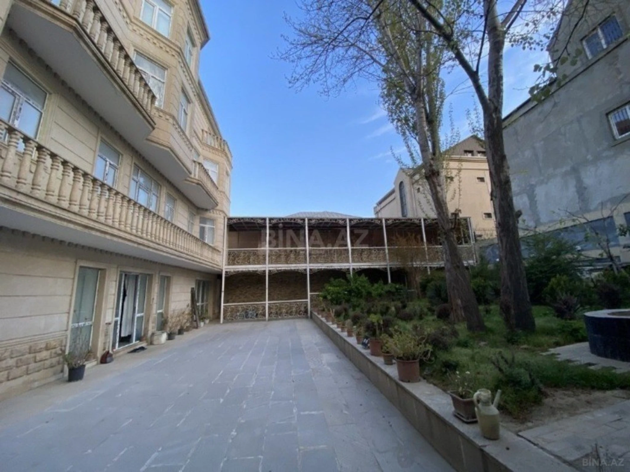 Satılır 20 otaqlı həyət evi 800 m²