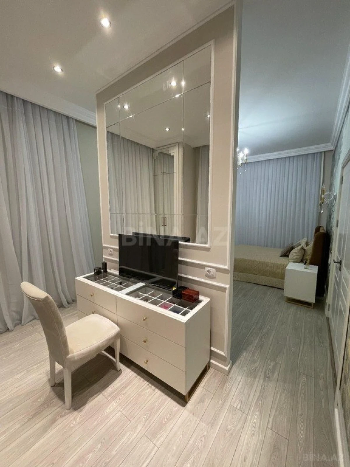 Satılır 5 otaqlı həyət evi 300 m²