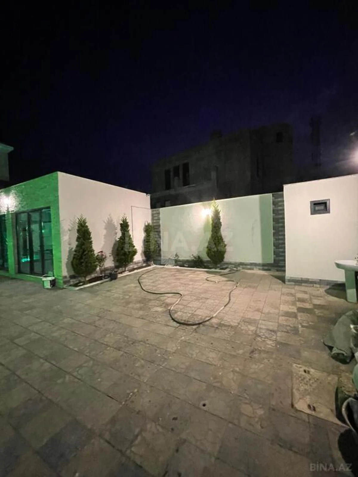 Satılır 5 otaqlı həyət evi 300 m²
