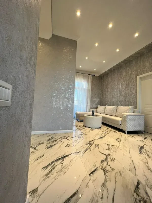 Satılır 5 otaqlı həyət evi 300 m²
