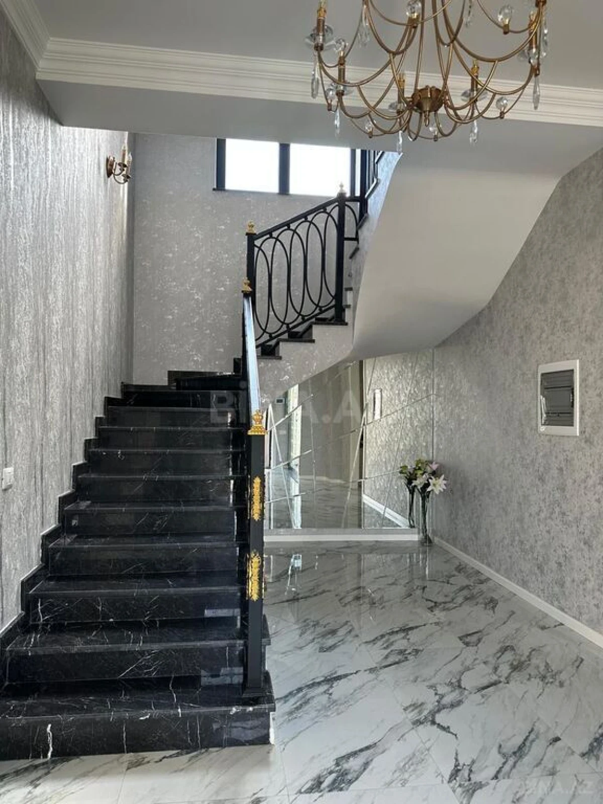 Satılır 5 otaqlı həyət evi 300 m²