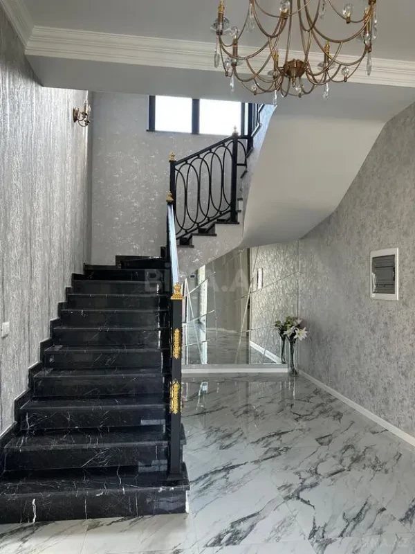 Satılır 5 otaqlı həyət evi 300 m²