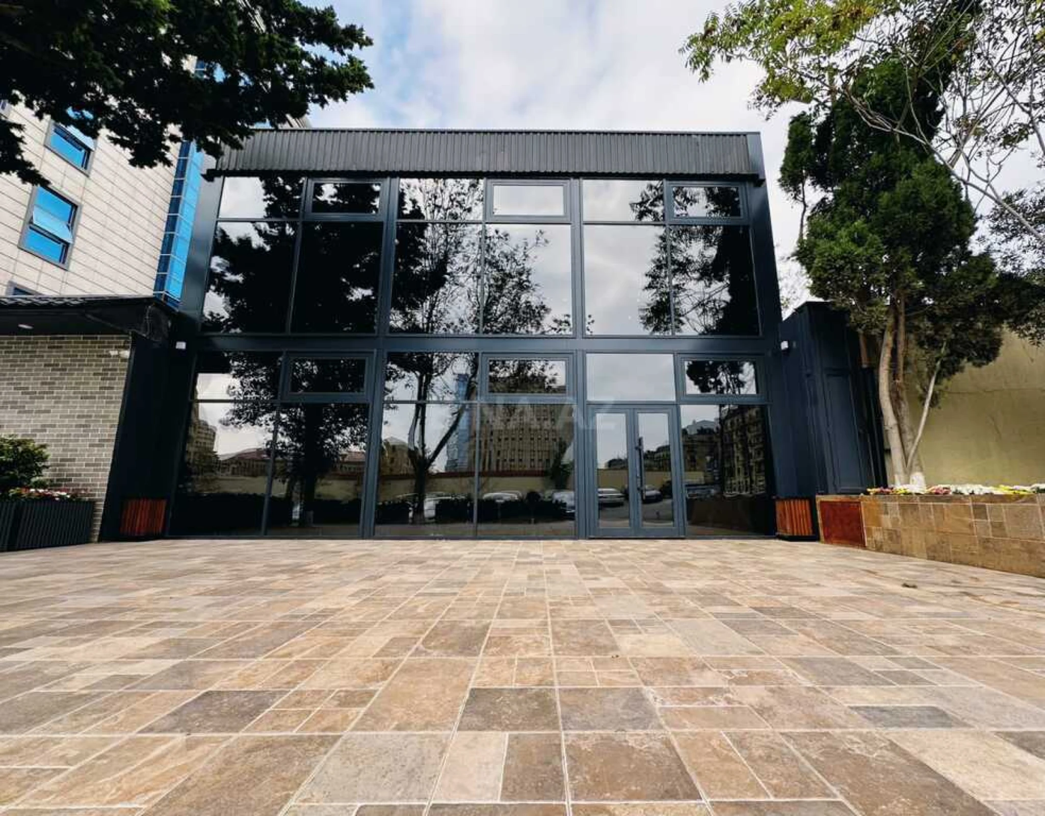 Kirayə verilir 20 otaqlı ofis 1000 m²