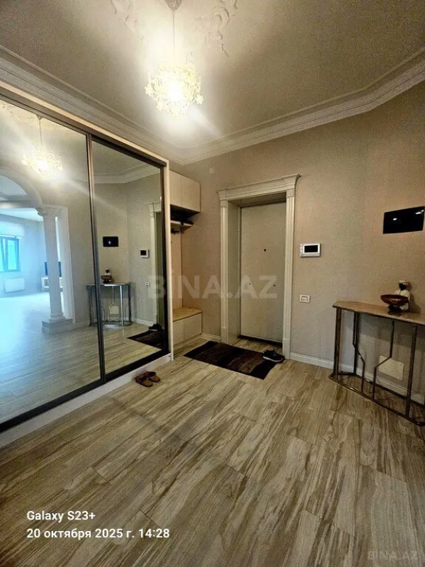 Satılır 4 otaqlı mənzil 200 m²