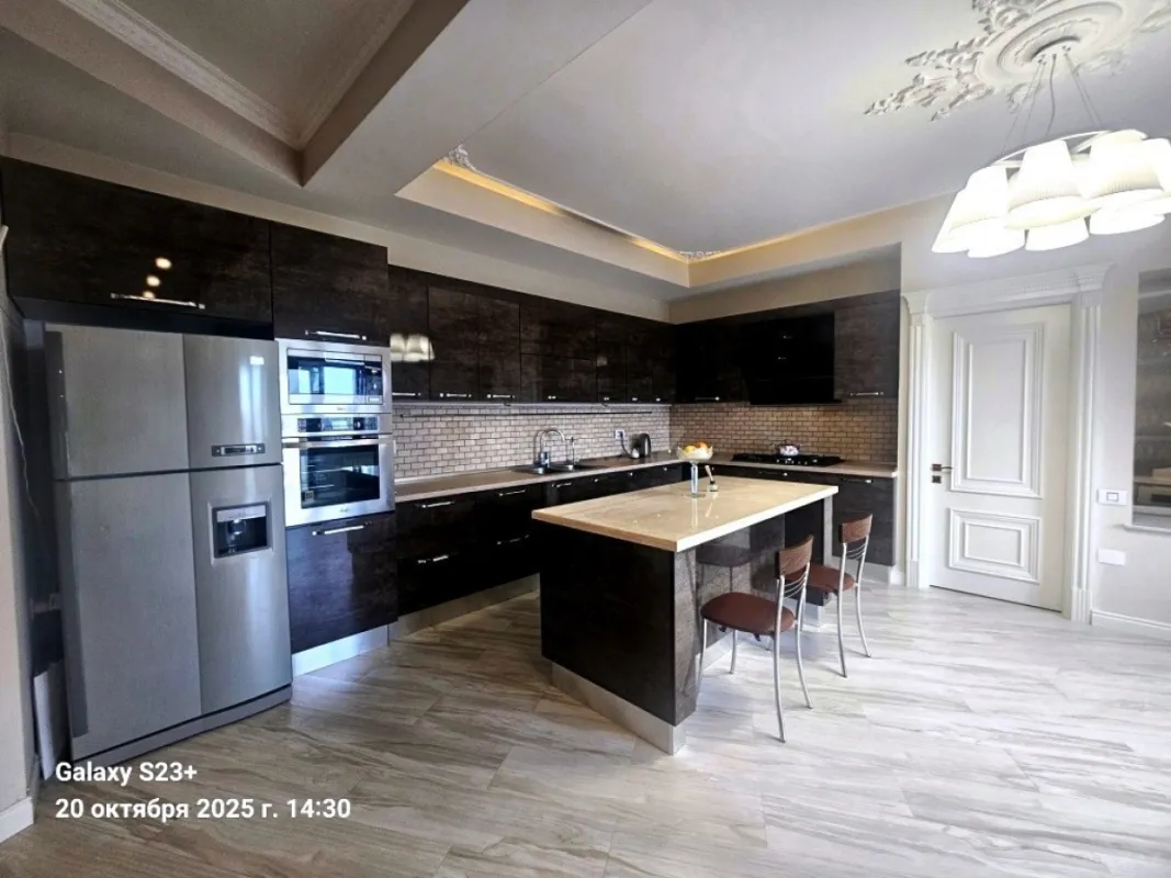 Satılır 4 otaqlı mənzil 200 m²
