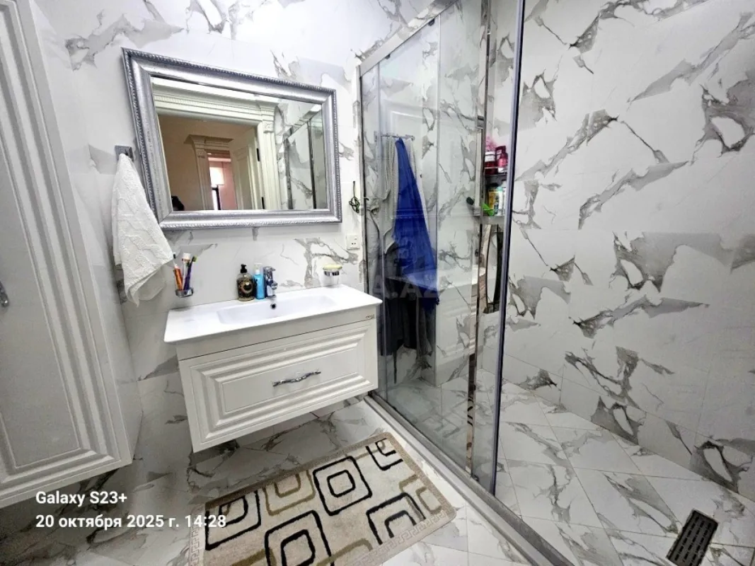 Satılır 4 otaqlı mənzil 200 m²