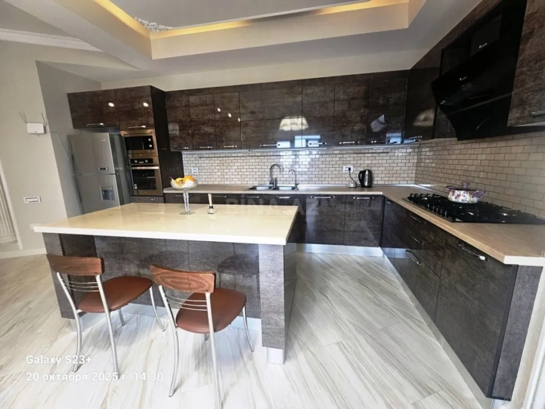 Satılır 4 otaqlı mənzil 200 m²