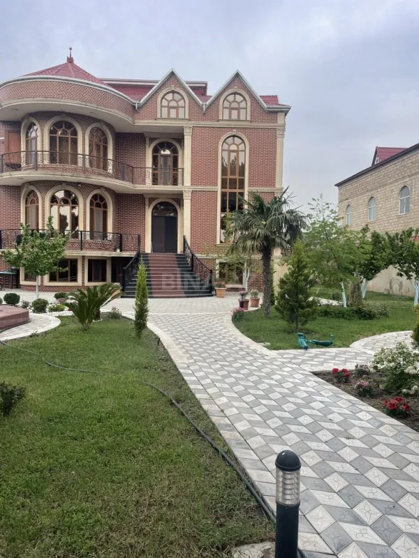 Satılır 9 otaqlı həyət evi 800 m²