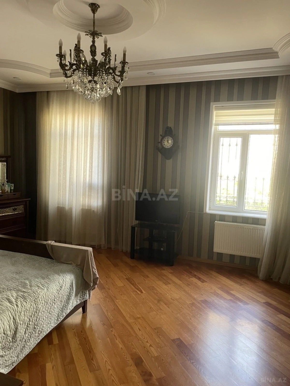 Satılır 9 otaqlı həyət evi 800 m²