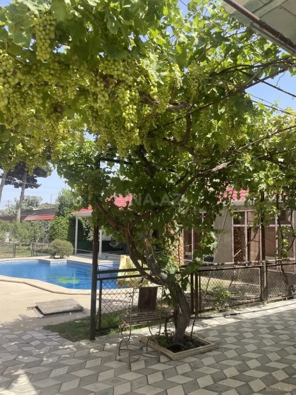 Satılır 9 otaqlı həyət evi 800 m²