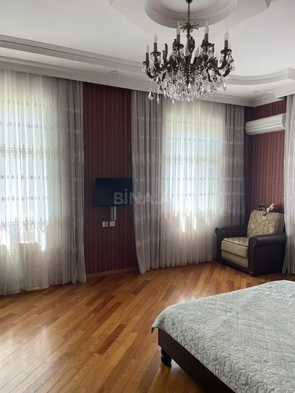 Satılır 9 otaqlı həyət evi 800 m²
