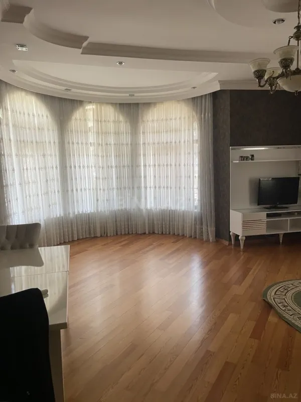 Satılır 9 otaqlı həyət evi 800 m²