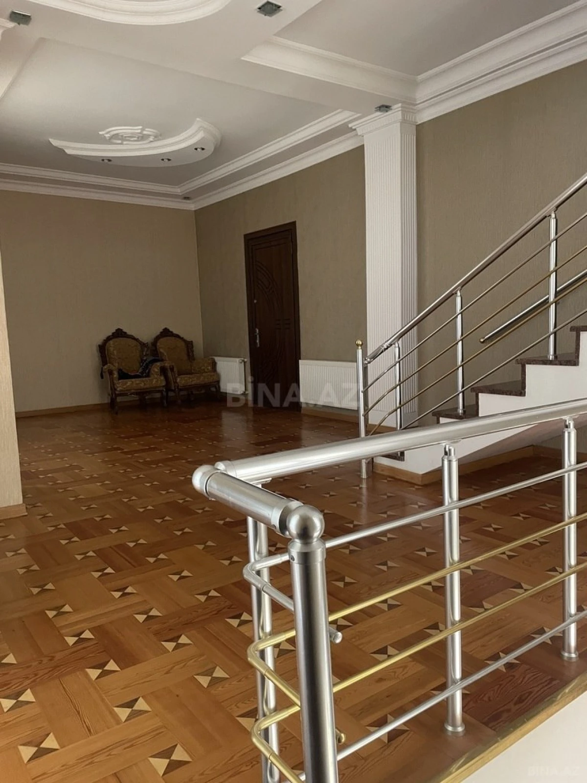 Satılır 9 otaqlı həyət evi 800 m²