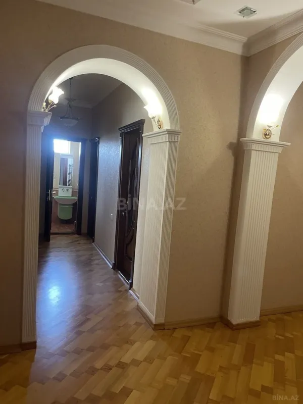 Satılır 9 otaqlı həyət evi 800 m²