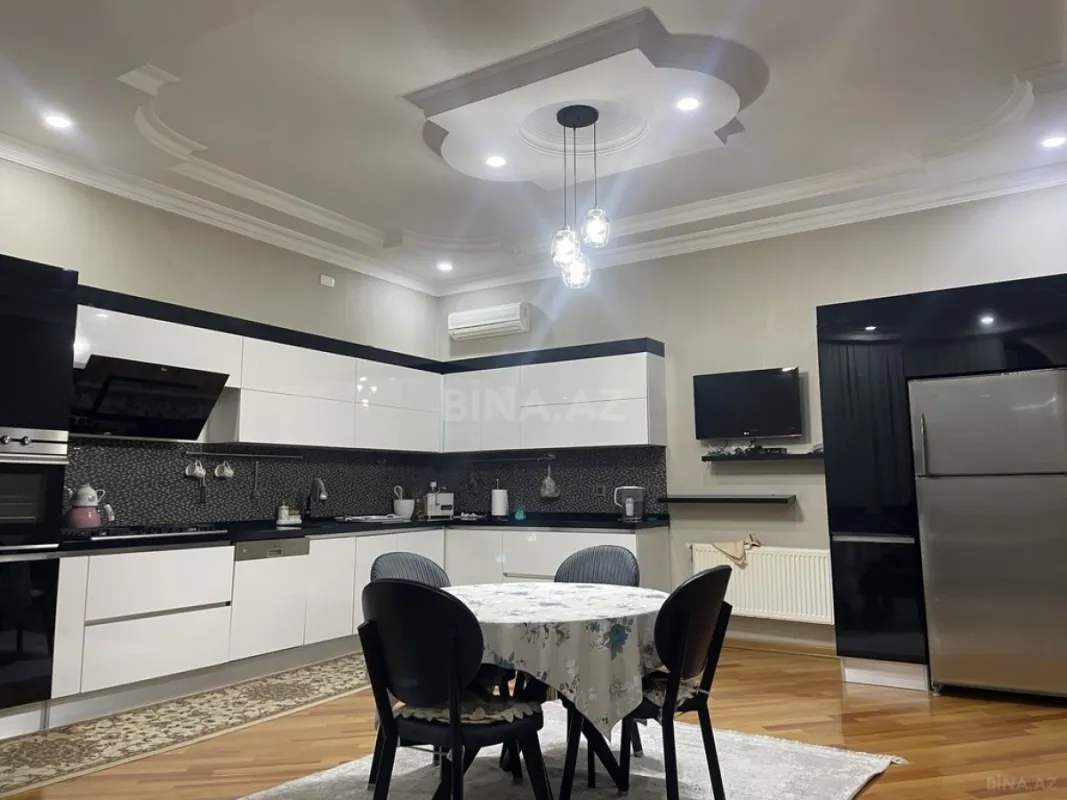 Satılır 9 otaqlı həyət evi 800 m²