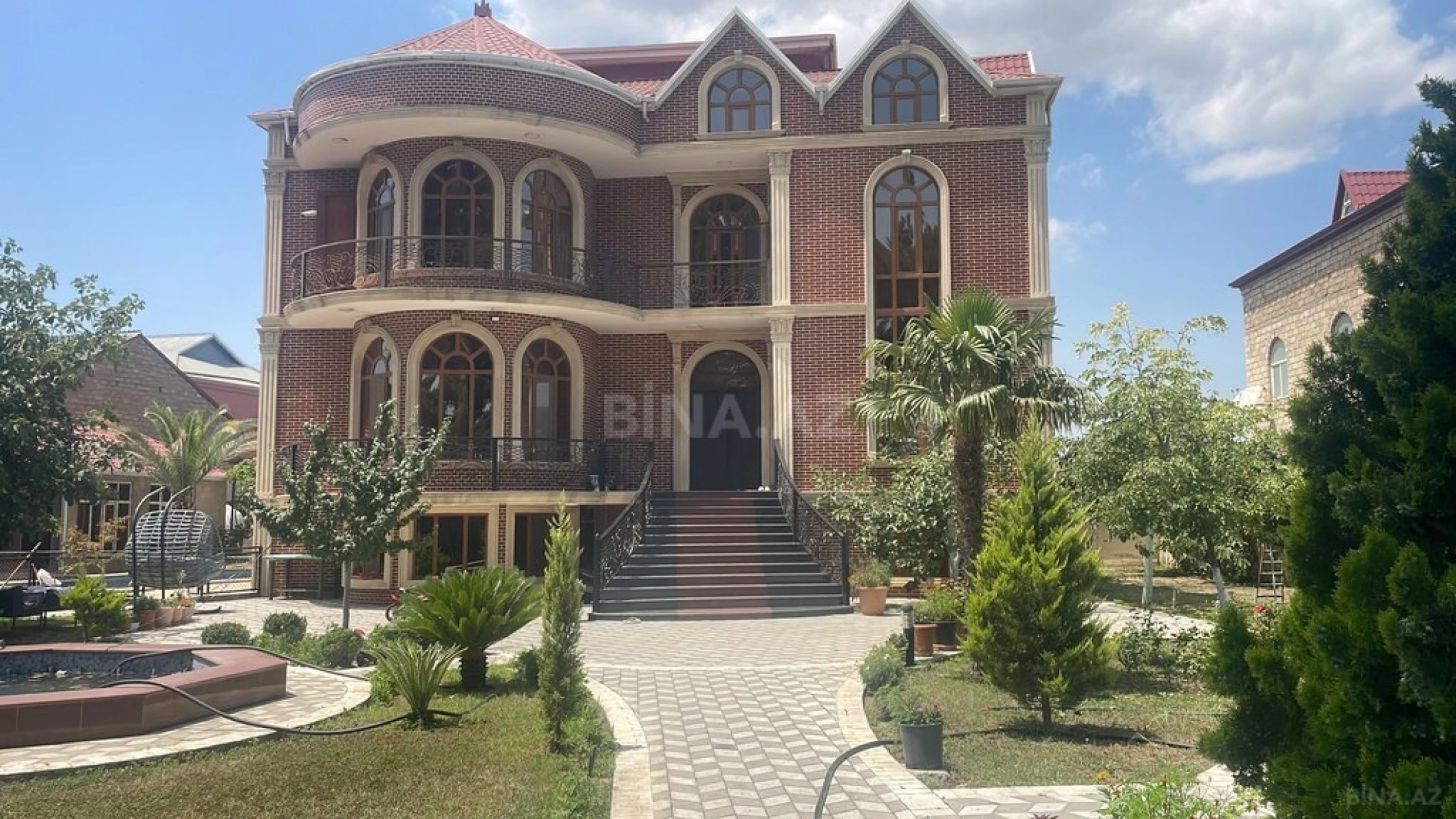 Satılır 9 otaqlı həyət evi 800 m²