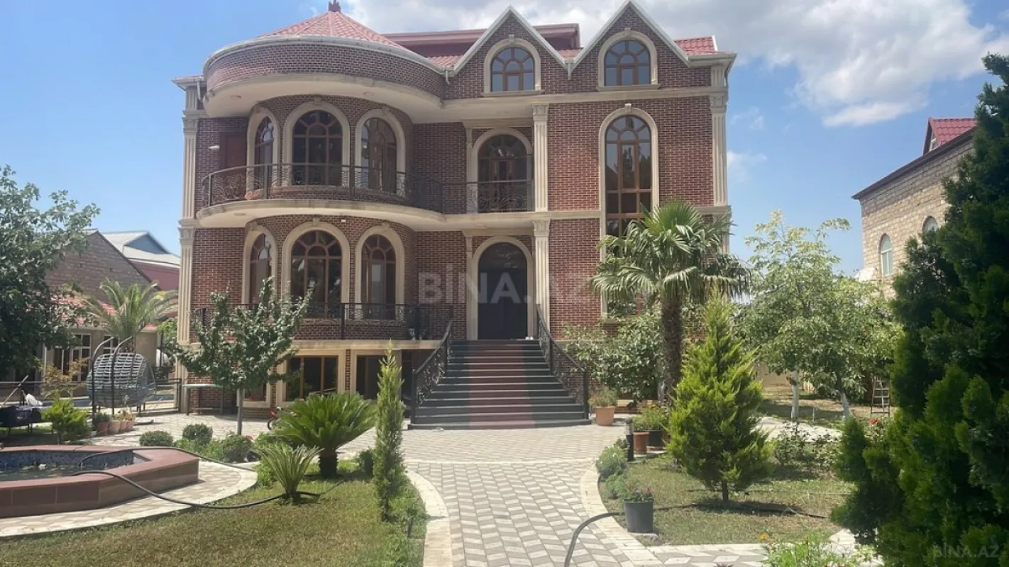 Satılır 9 otaqlı həyət evi 800 m²