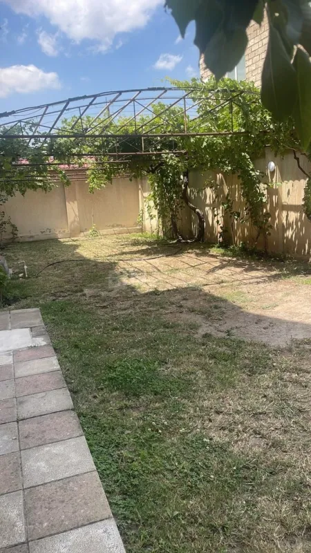 Satılır 9 otaqlı həyət evi 800 m²