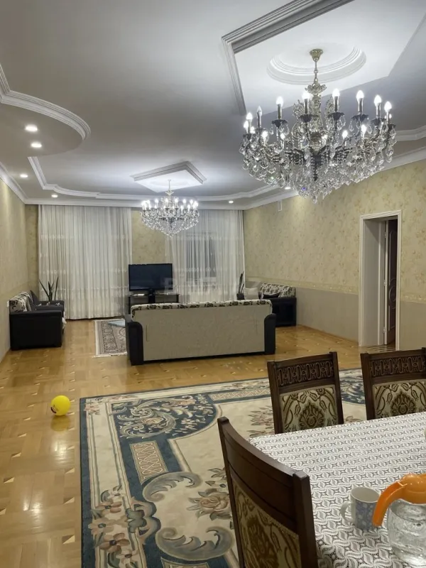 Satılır 9 otaqlı həyət evi 800 m²