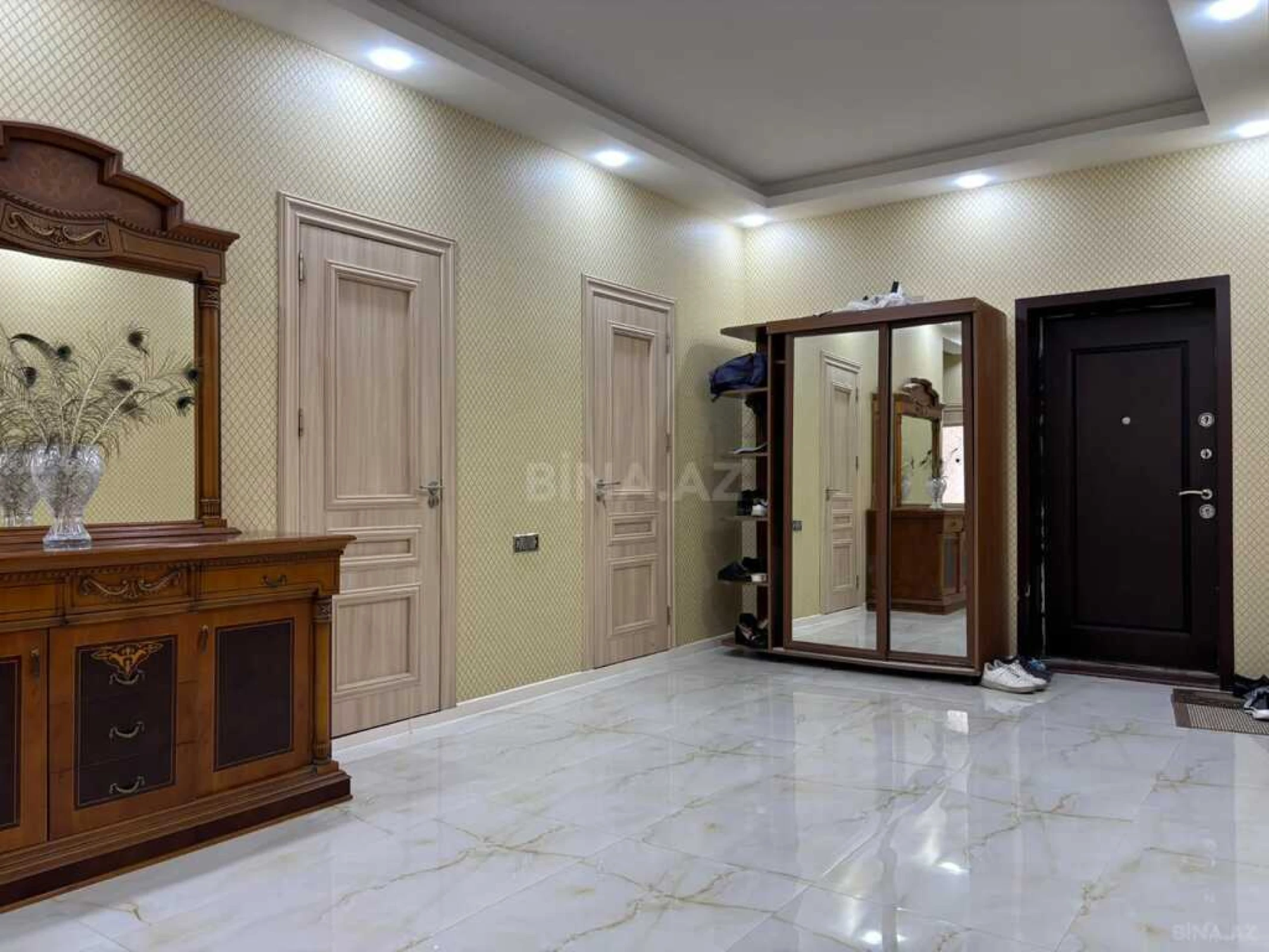 Satılır 4 otaqlı mənzil 192 m²