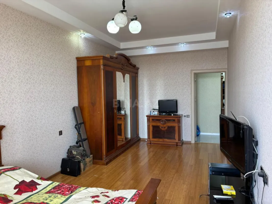 Satılır 4 otaqlı mənzil 192 m²