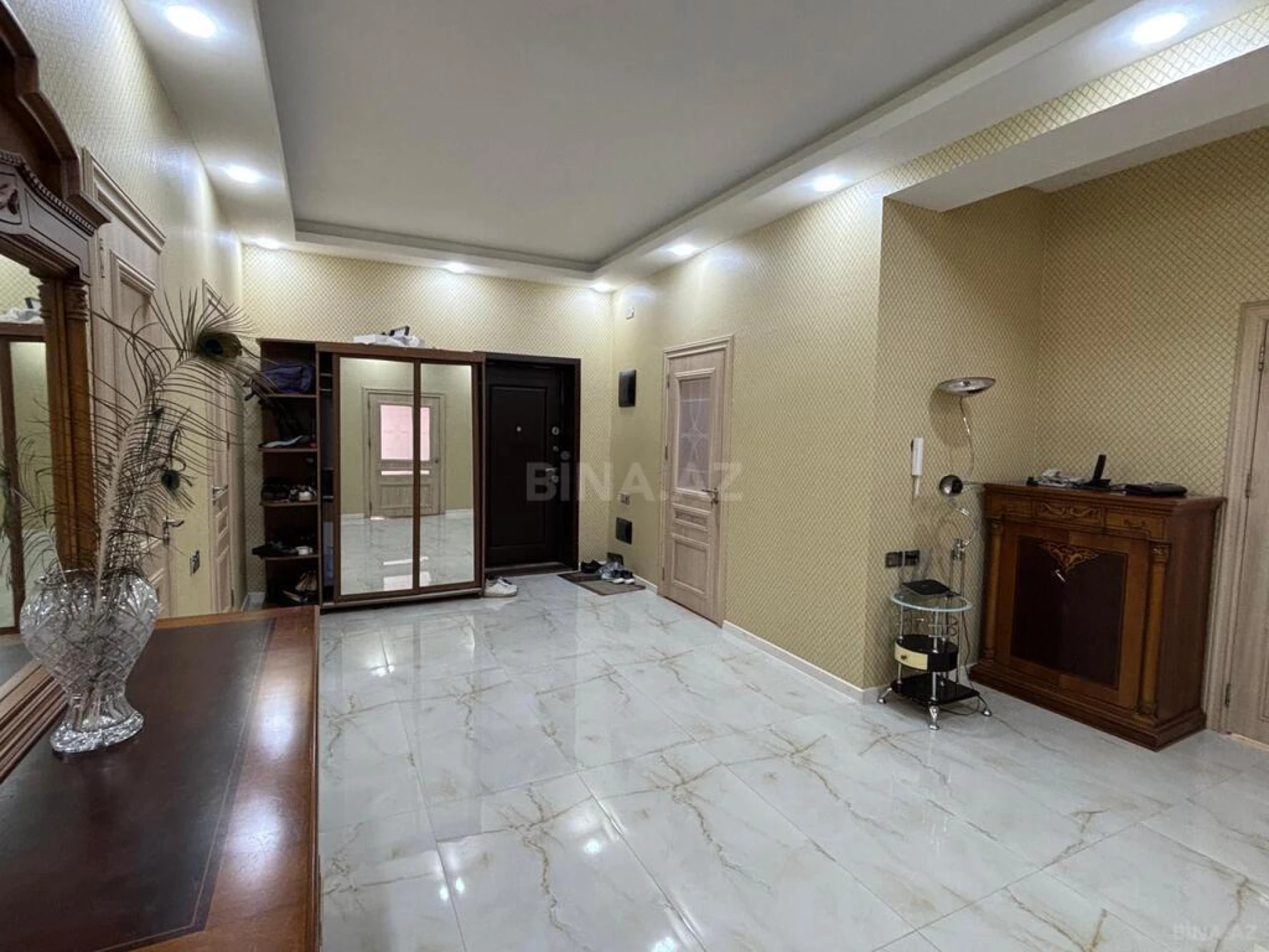 Satılır 4 otaqlı mənzil 192 m²