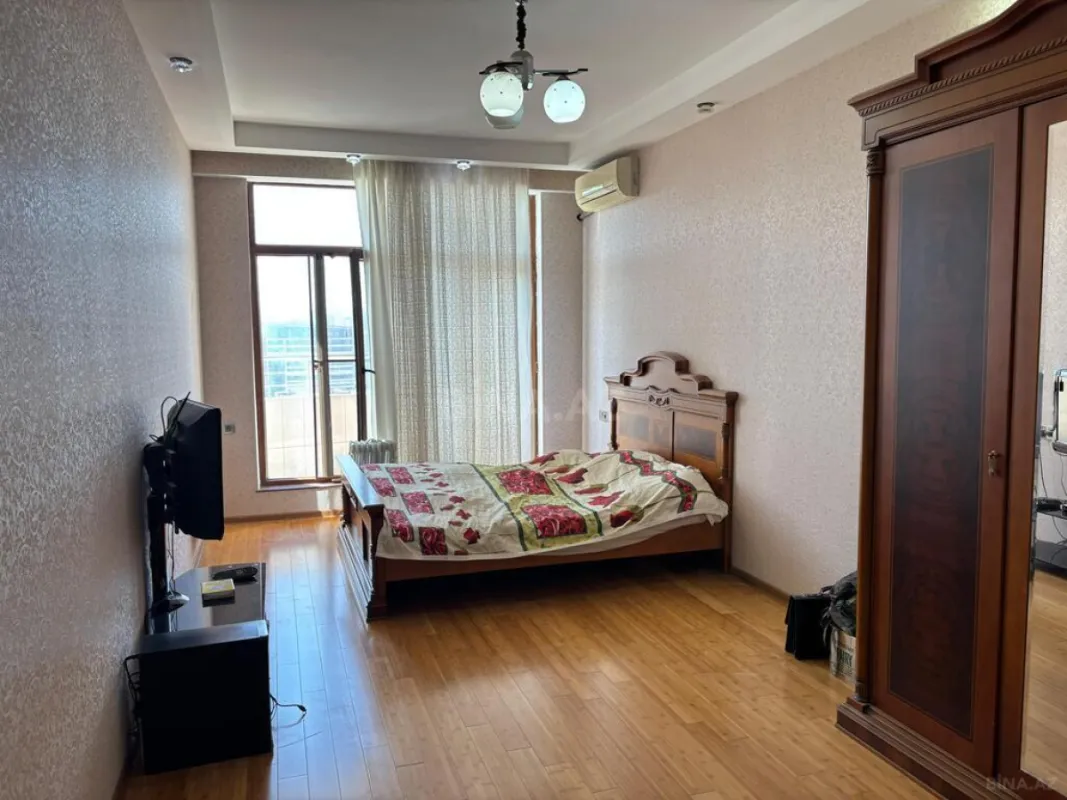 Satılır 4 otaqlı mənzil 192 m²