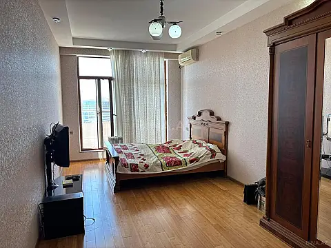 Satılır 4 otaqlı mənzil 192 m²