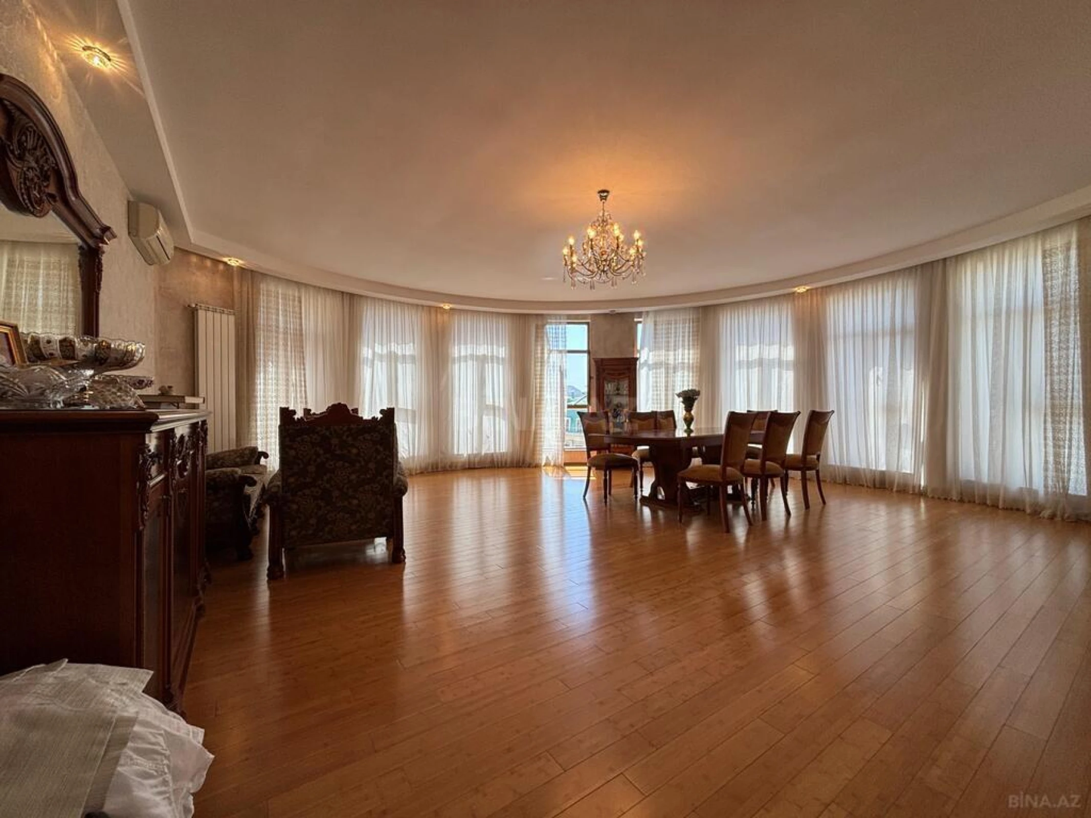 Satılır 4 otaqlı mənzil 192 m²