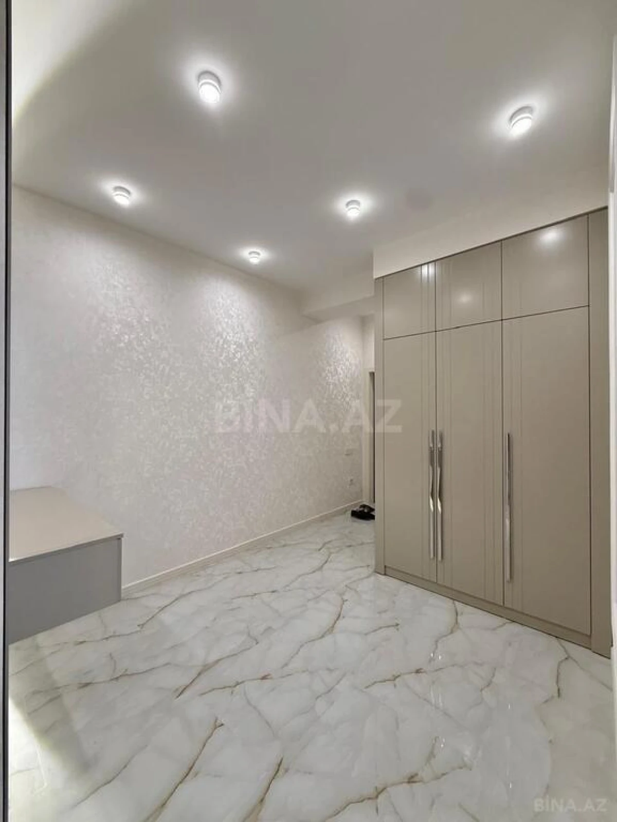 Satılır 3 otaqlı mənzil 129 m²