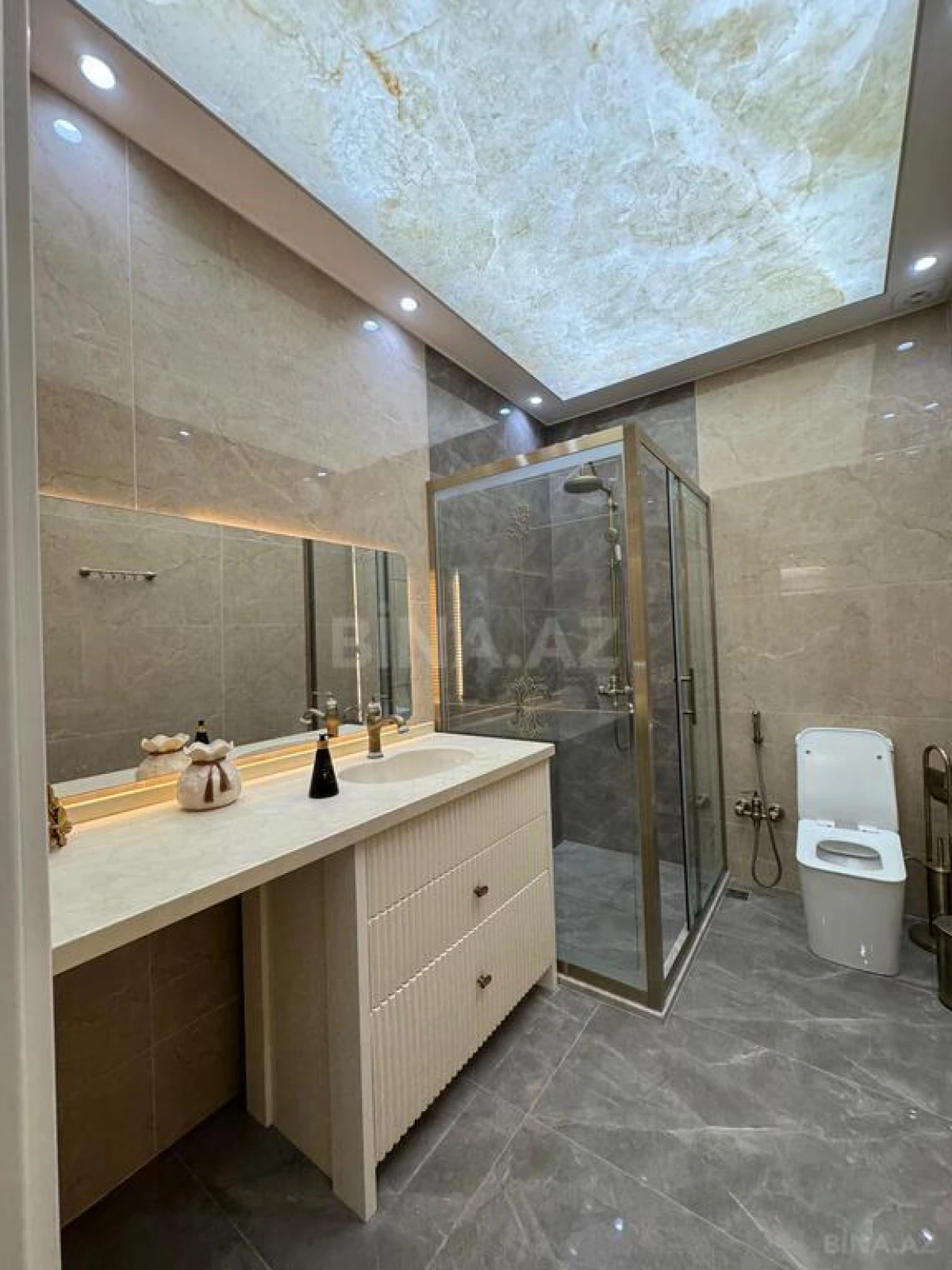 Satılır 3 otaqlı mənzil 154 m²