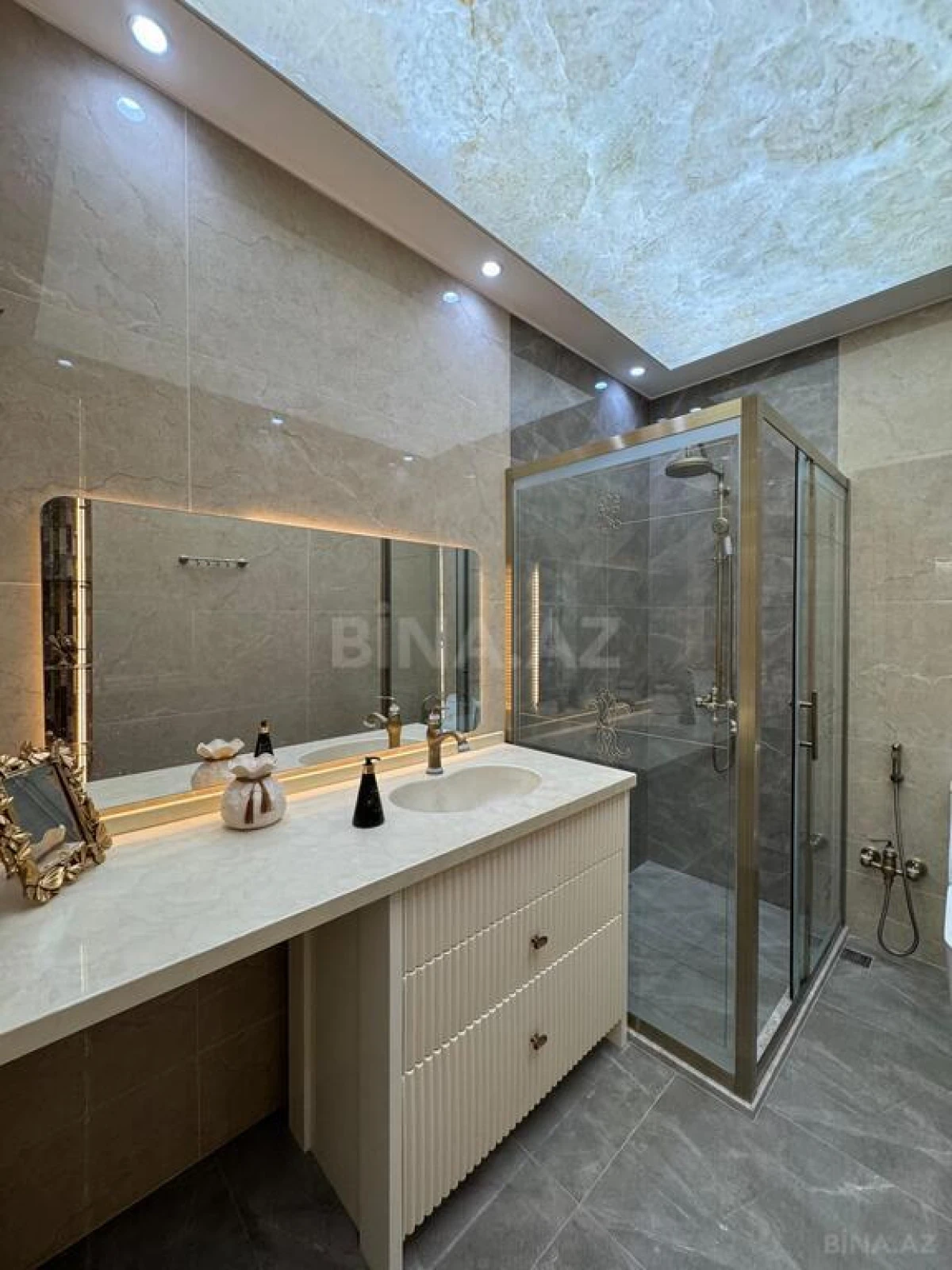 Satılır 3 otaqlı mənzil 154 m²
