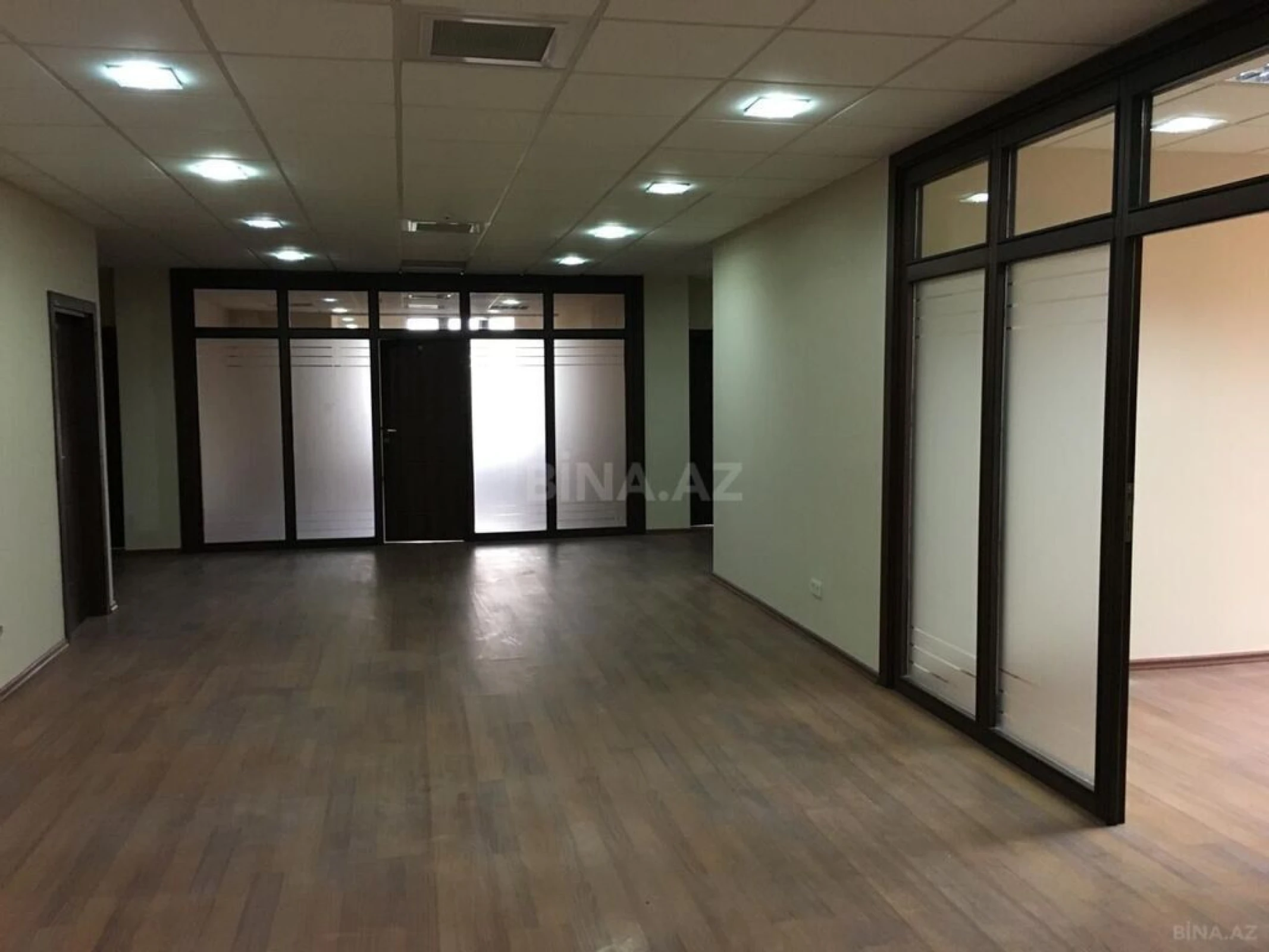 Kirayə verilir 9 otaqlı ofis 300 m²