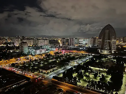 Satılır 5 otaqlı mənzil 285 m²