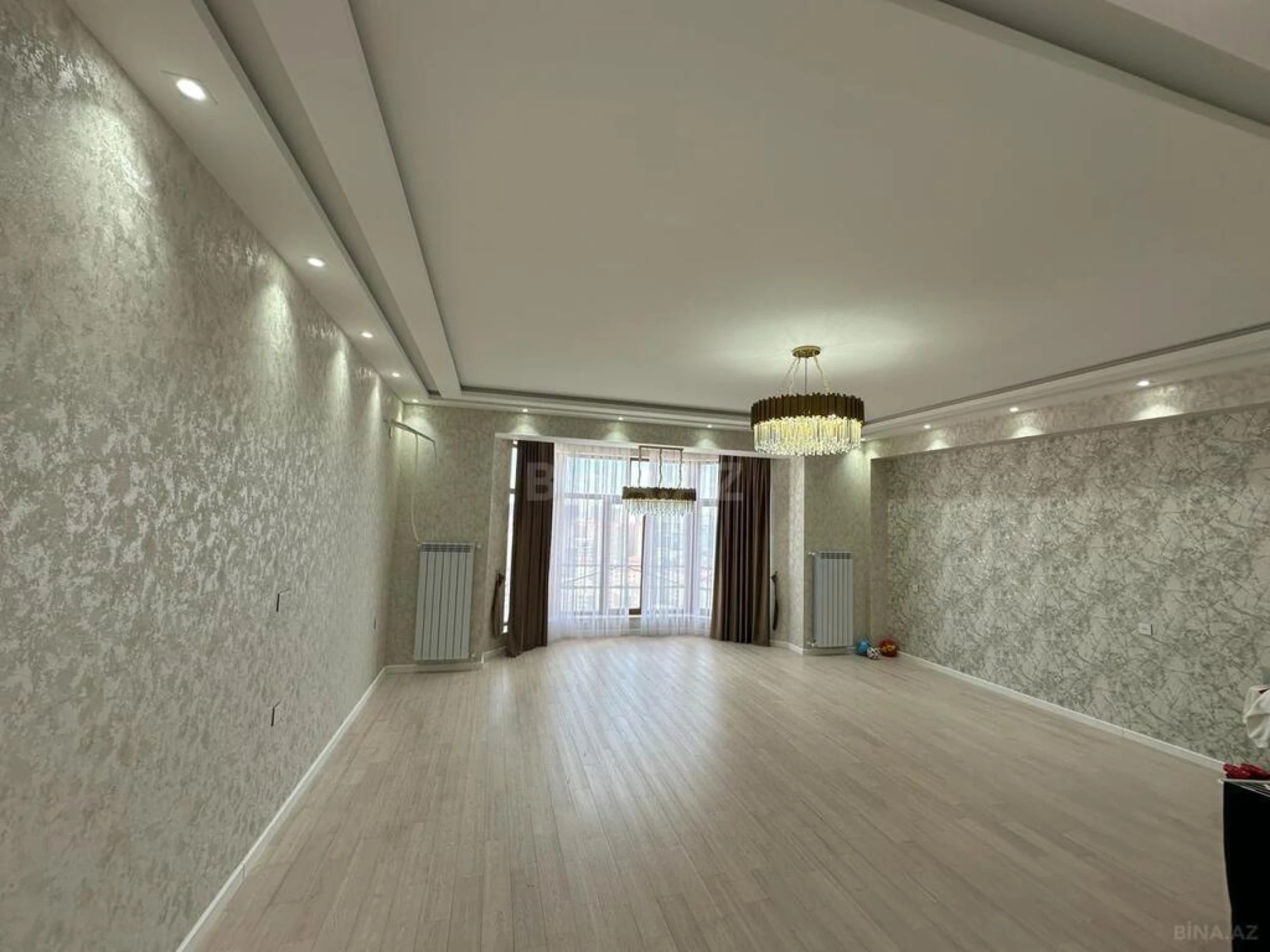 Satılır 5 otaqlı mənzil 285 m²