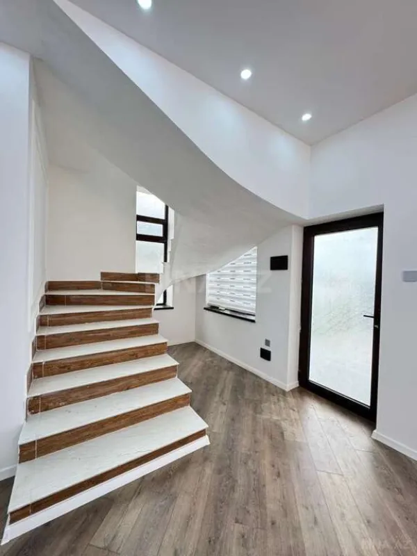 Satılır 5 otaqlı həyət evi 210 m²