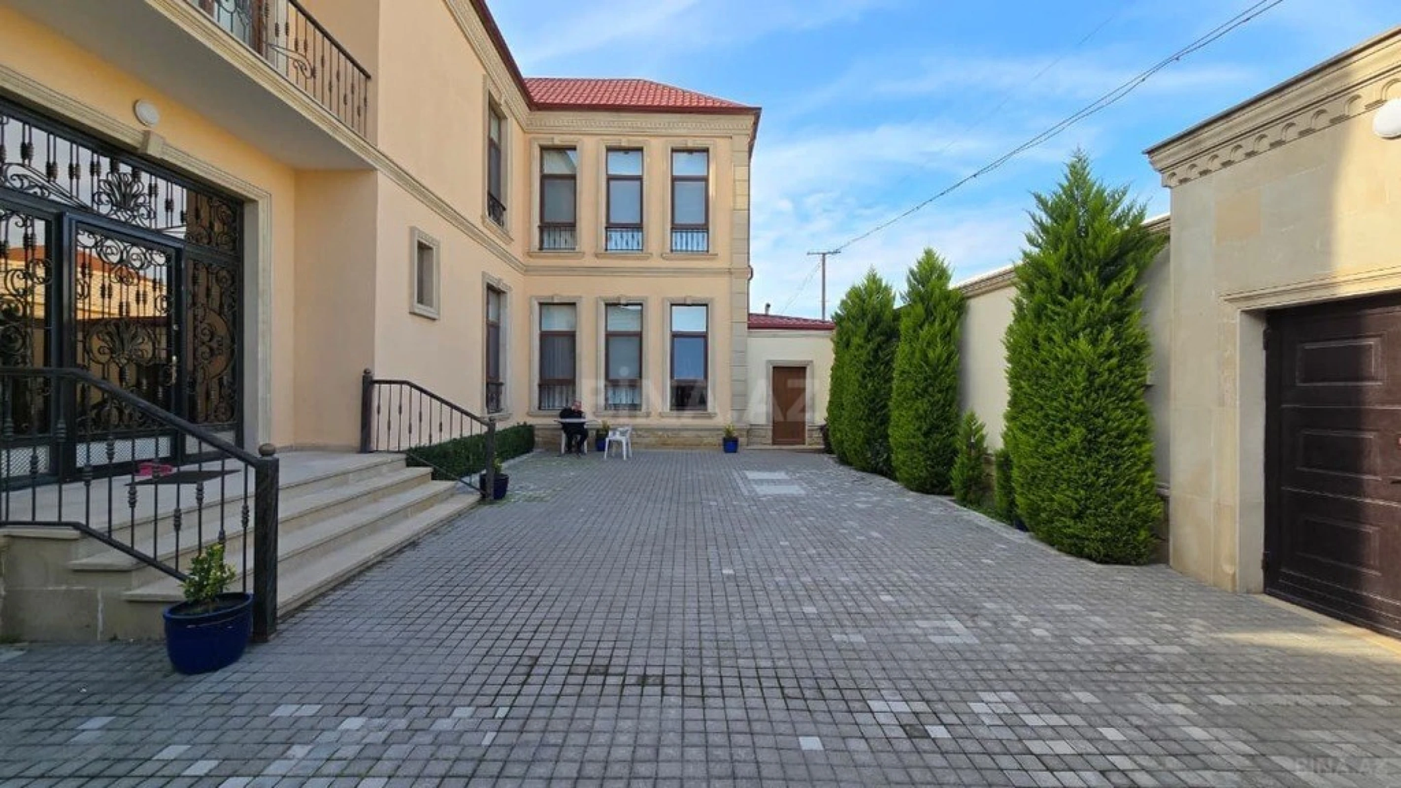 Satılır 9 otaqlı həyət evi 620 m²