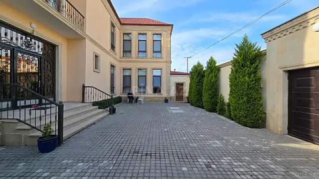 Satılır 9 otaqlı həyət evi 620 m²