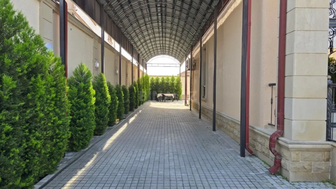Satılır 9 otaqlı həyət evi 620 m²