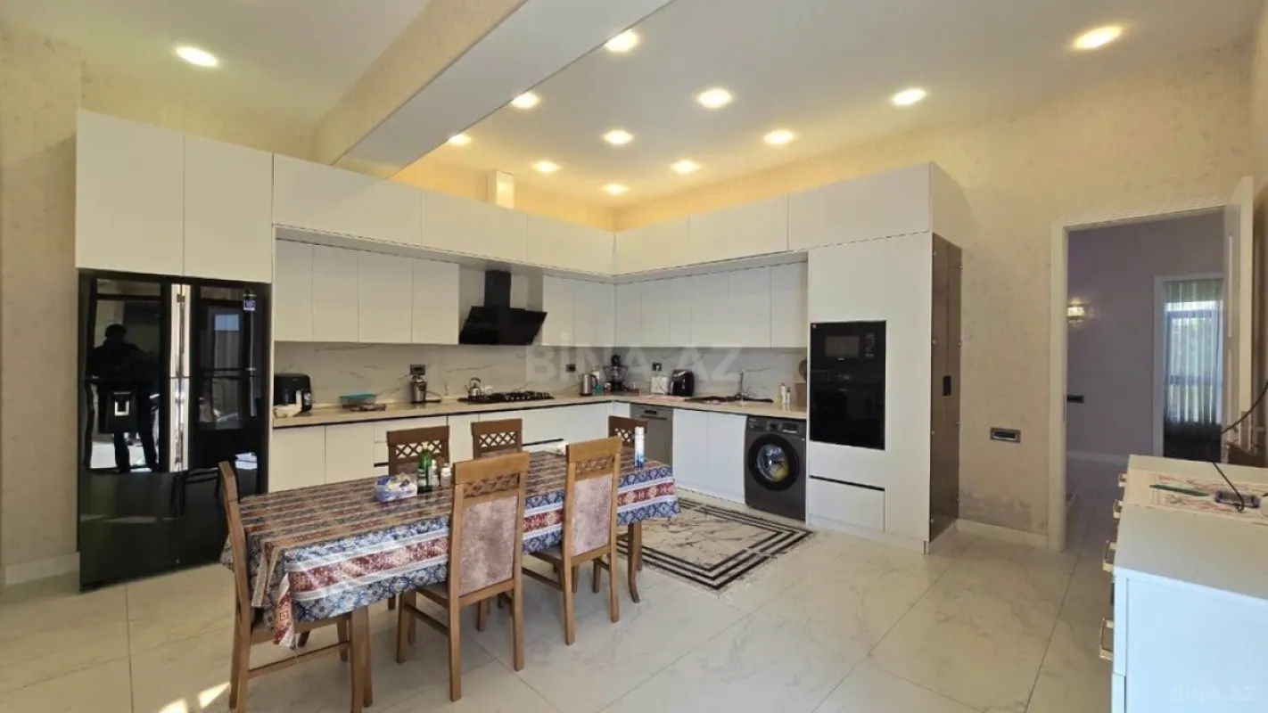 Satılır 9 otaqlı həyət evi 620 m²