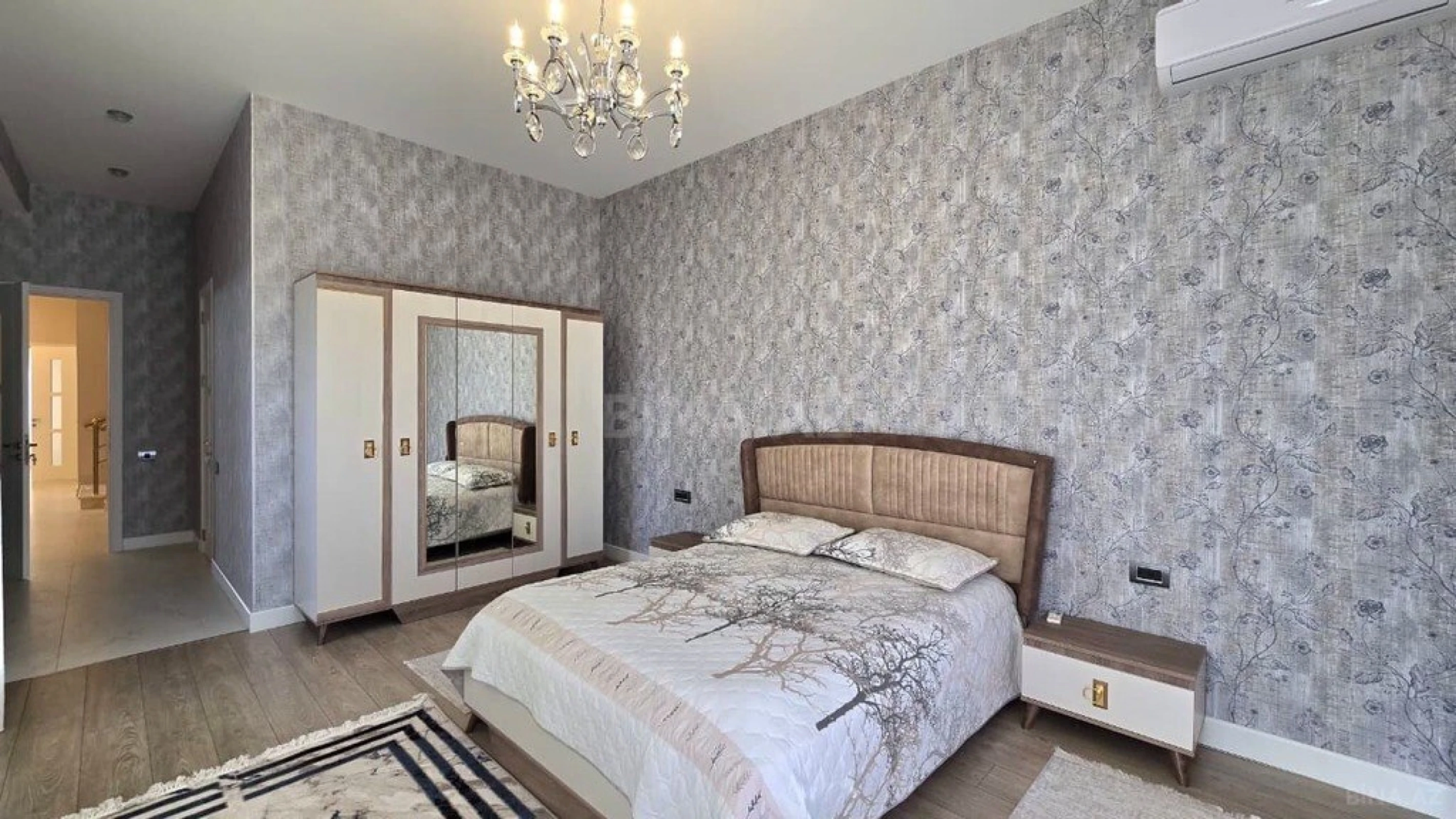 Satılır 9 otaqlı həyət evi 620 m²