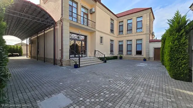 Satılır 9 otaqlı həyət evi 620 m²