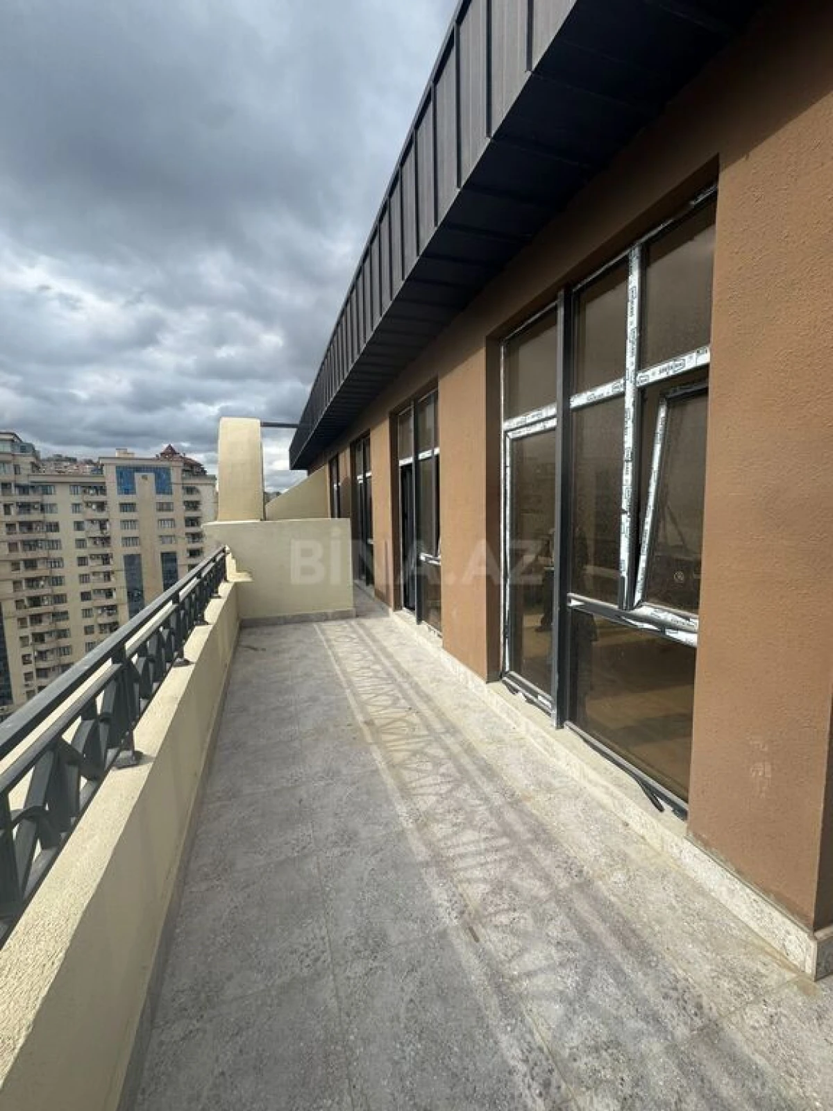 Satılır 3 otaqlı mənzil 146 m²
