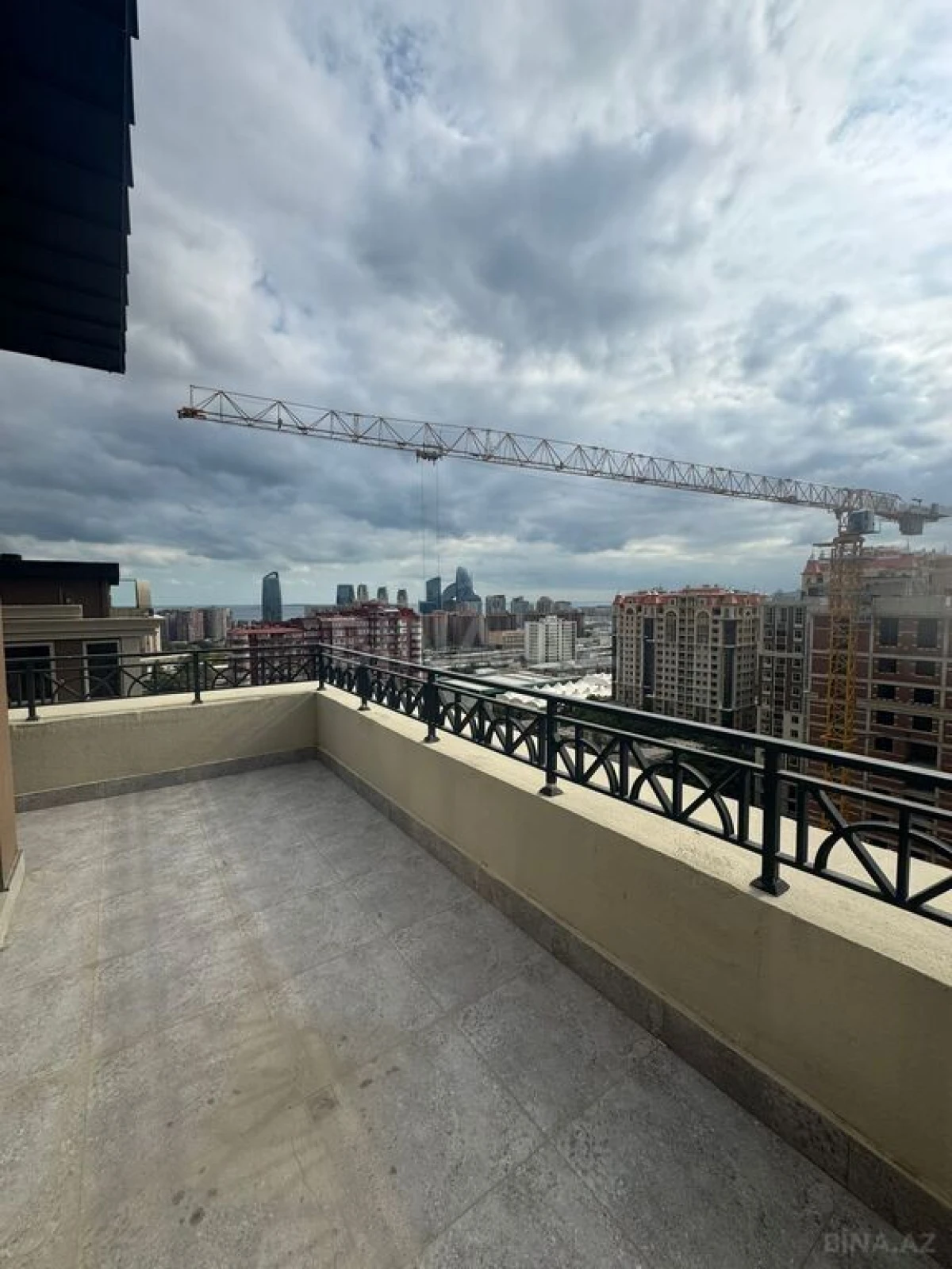 Satılır 3 otaqlı mənzil 146 m²