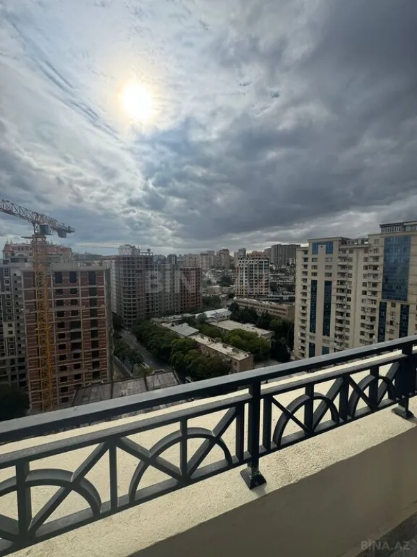 Satılır 3 otaqlı mənzil 146 m²