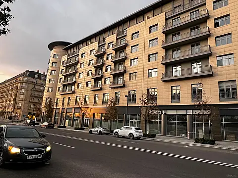 Satılır 5 otaqlı mənzil 206 m²