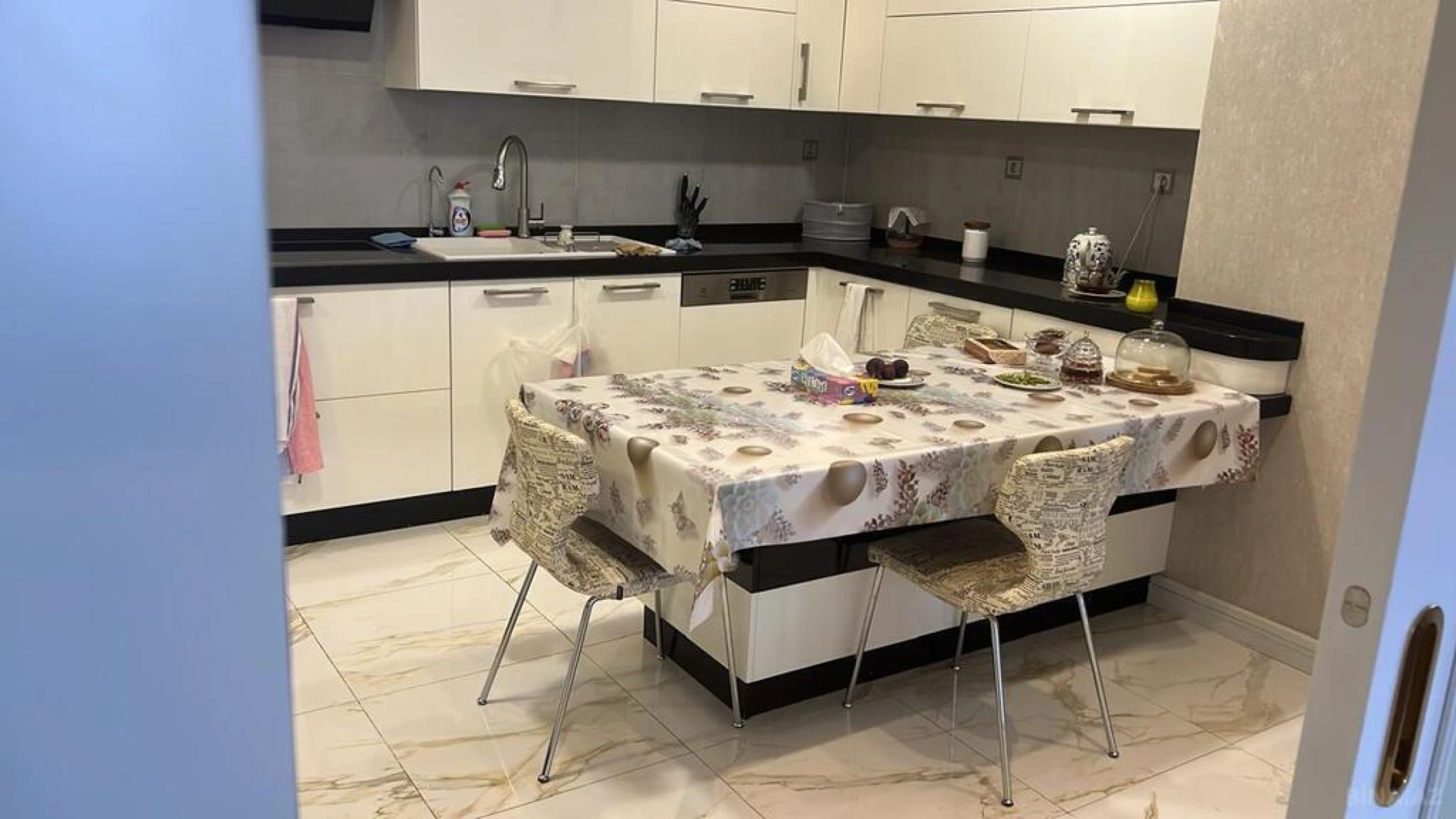 Kirayə verilir 6 otaqlı mənzil 400 m²