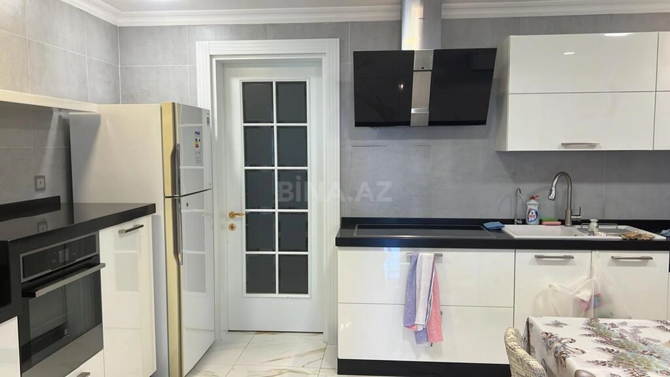 Kirayə verilir 6 otaqlı mənzil 400 m²